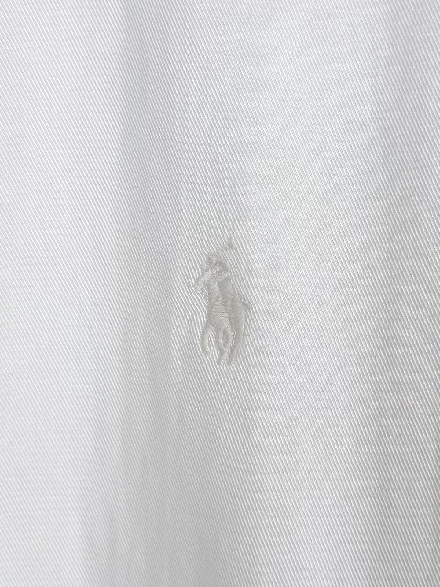 Ralph Lauren embroidered zipper jacket, custom obsidian bamboo honking oblique brocade, crisp and stylish, warm and skin-friendly, radiant milky white spreads over the body, the texture slowly unfolds with the light and shadow, showing unobtrusive classic elegance, exquisite pony embroidery on the left chest, dense and regular stitching, engraved with the brand's handed down totem, concealing the edge, and bringing with it timeless recognition. The neat stand-up collar is embellished with Retro brown buttons. The diagonal pockets are matched with ribs to create a short and relaxed silhouette. Between the plain white body, it embodies the restrained and elegant style of American old money. Process 1: Using imported machine embroidery technology. Using advanced computer control systems and precision mechanical components to achieve the iconic pony embroidery operation. High precision. The lines are smooth and delicate. Process 2: Template machine bag opening. Preset templates guide the position of opening the bag. The accuracy of the shape and size ensures the quality of the bag opening effect. Process 3: The fabrics have been fermented and washed. The hand feel and texture are better. Not easy to deform. Not easy to shrink. Not easy to fade. Maintain long-term beauty. Accessories: Customized 1:1 Ralph Lauren resin buckle. Customized 1:1 Ralph Lauren zipper. Customized 1:1 Genuine Leather lanyard. Customized 1:1 Ralph Lauren trademark. Version: Loose version Size: S M L XL